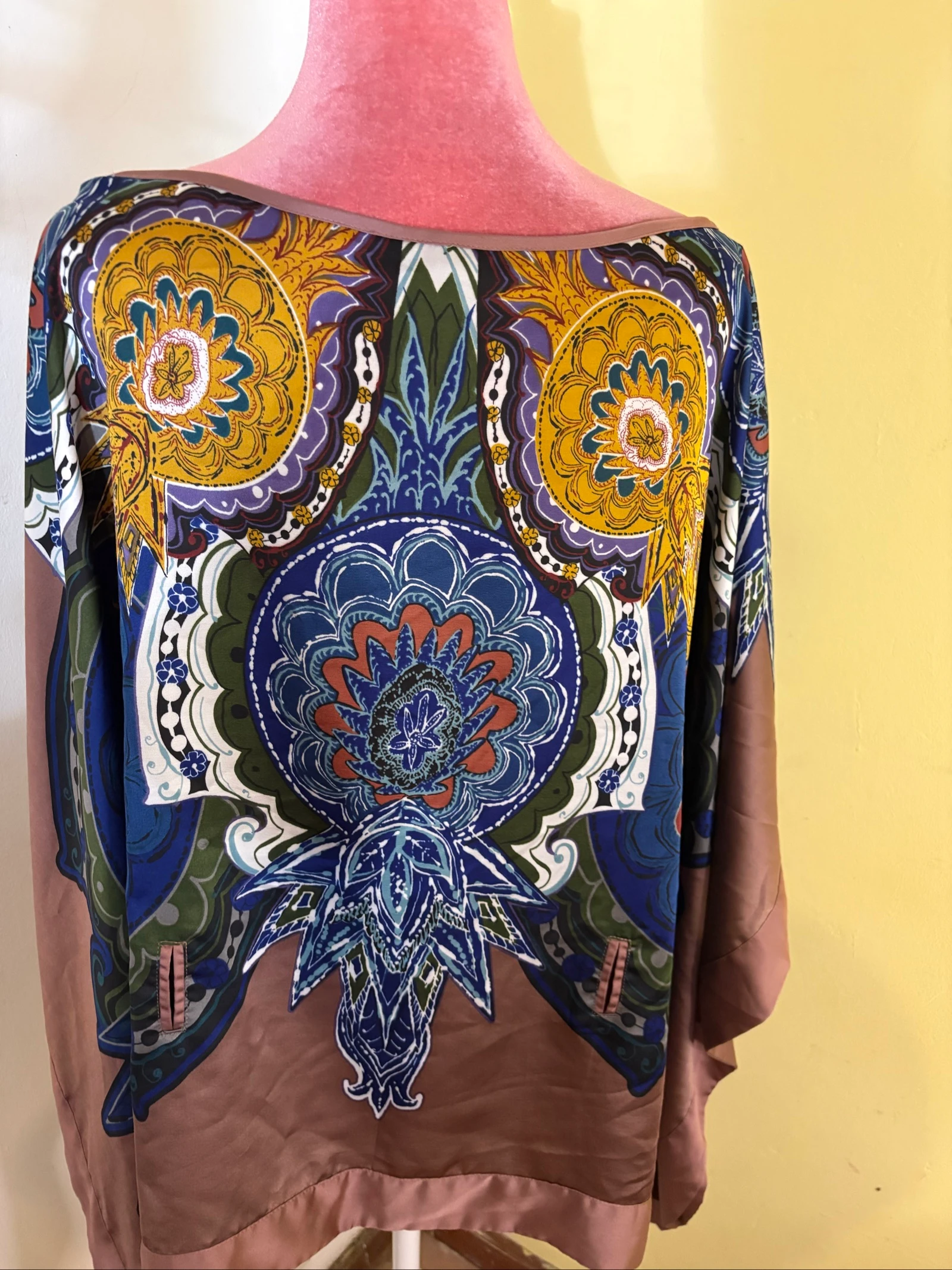 Blusa Poncho Acetinada Boho con Estampa Mandala Azul y Mostaza – photo 4